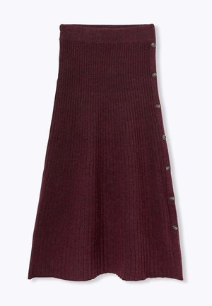 Jupe en tricot côtelé bordeaux avec taille haute, dotée d'une fermeture à bouton sur le côté gauche et d'un ourlet évasé. Texture douce et design ajusté.