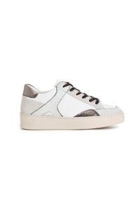 Sneaker bianco in pelle con accenti testurizzati argento, lacci marroni e suola spessa color crema. Presenta un logo sul lato e un design misto di materiali.