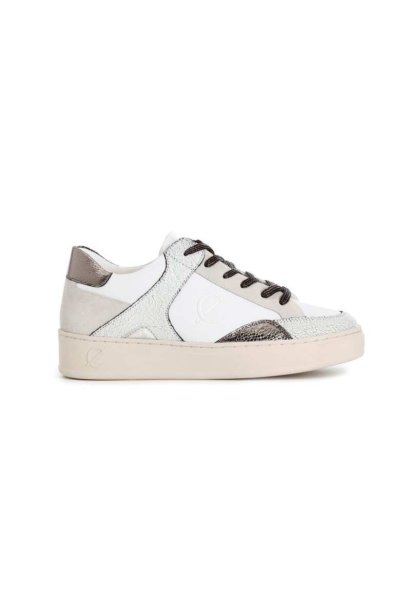 Sneaker bianco in pelle con accenti testurizzati argento, lacci marroni e suola spessa color crema. Presenta un logo sul lato e un design misto di materiali.
