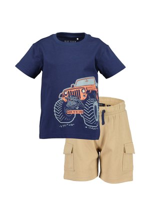 Donkerblauw kinder-T-shirt met een oranje monstertruckafbeelding en beige cargoshorts met zakken aan de zijkant en een trekkoord in de taille.