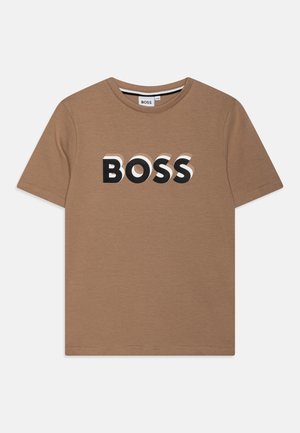 T-shirt in cotone marrone con maniche corte e collo rotondo, caratterizzato da un audace logo "BOSS" nero in un design sovrapposto sul davanti.
