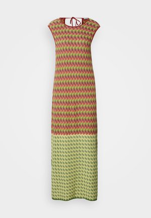 Rochie maxi fără mâneci din tricot, cu un model zigzag în nuanțe de roșu, verde și galben, având un decolteu legat la spate.