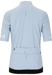 Lichtblauw fietsshirt met korte mouwen, hoge kraag, elastische stof, een hartslagpatroon op de achterzak en zwarte boorddetails.