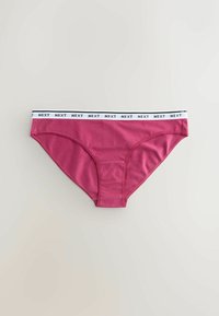 Roze ženske gaćice u bikinijevom stilu s bijelim elastičnim pojasom na kojem se ponavlja crni natpis "NEXT".