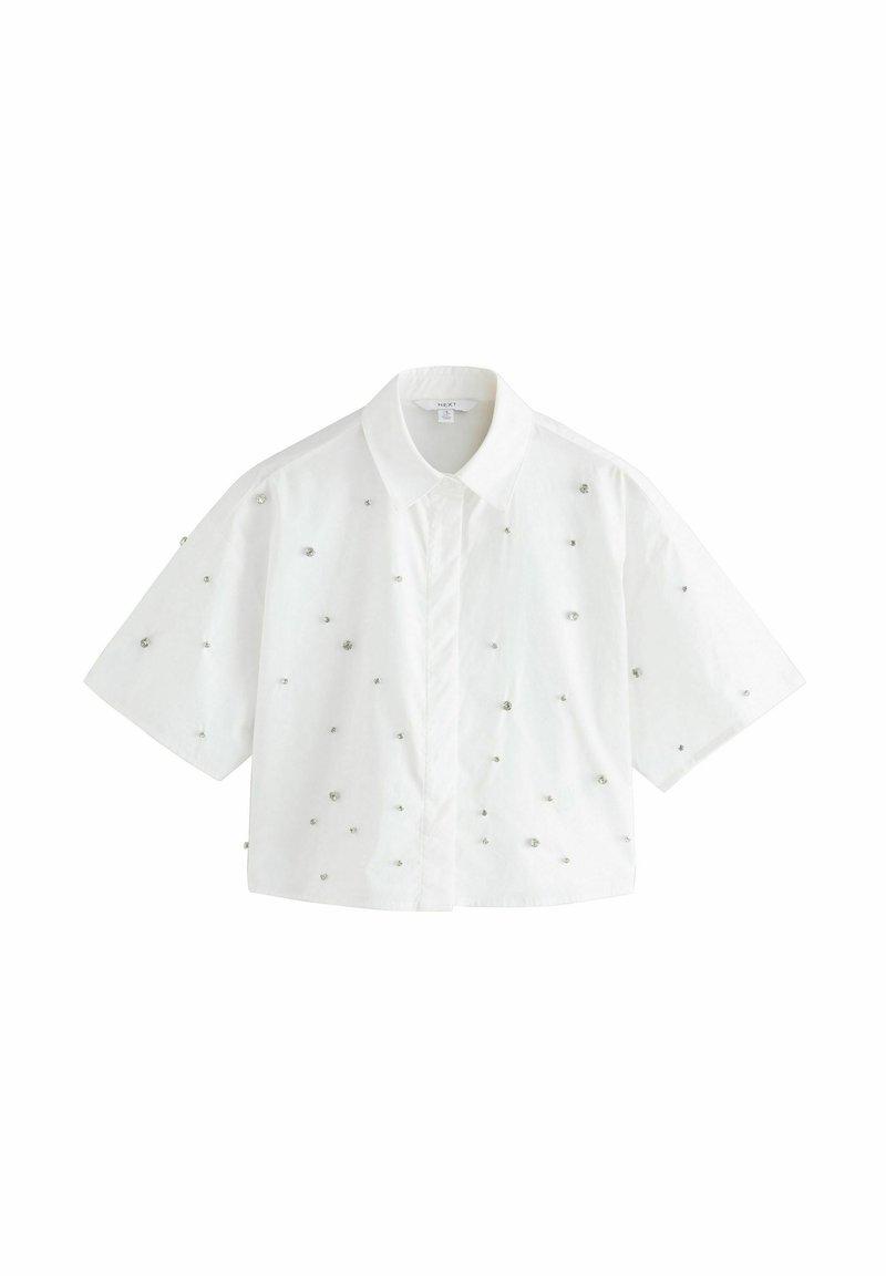 Chemise blanche raccourcie à manches courtes, ornée de détails en argent dispersés et dotée d'un col classique, fabriquée en coton léger.
