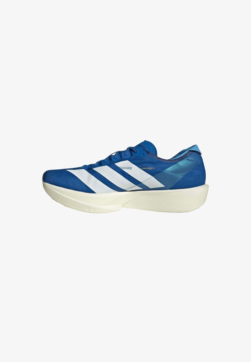 Chaussure de course bleue avec des rayures blanches et une épaisse semelle blanche, vue latérale montrant une tige en mesh léger et une fermeture à lacets.