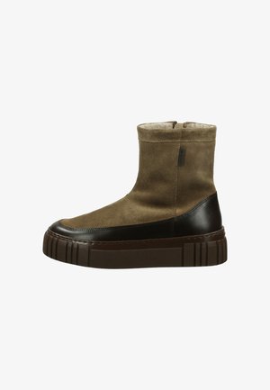 Braune Wildleder-Ankle Boots mit einem strukturierten braunen Lederakzent und einer dicken, gerippten Sohle. Mit einem Reißverschluss auf der Rückseite.