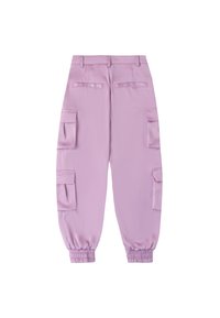 Lilac cargobroek met elastische boorden, meerdere zijzakken en een gladde textuur. Heeft een aangesloten taille en een relaxte pasvorm.