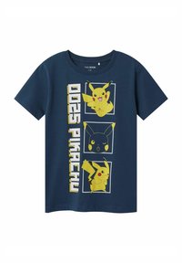 T-paita tummansinisestä puuvillasta, jossa on kolme Pikachu-kuvagrafiikkaa keltaisena ja mustana, ja tekstinä "025 PIKACHU" sivulla.
