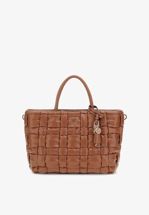 Borsa a mano in pelle intrecciata marrone con manici superiori doppi, forma rettangolare, hardware in tonalità argento e un charm branded penzolante.