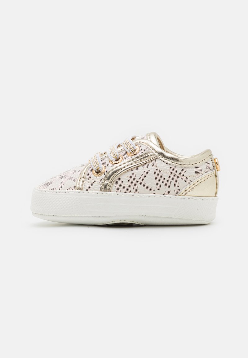 Adidași aurii metalici și albi, cu un superior patterned, vârf rotund, talpă albă și accente aurii pe găurile pentru șireturi și călcâi.