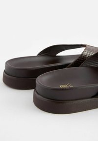 Next EMBOSSED LEATHER TOE POST SANDALS - Zehentrenner - brown