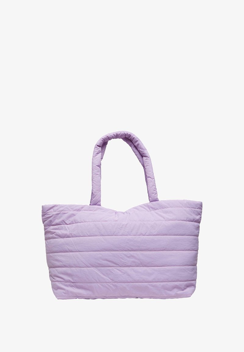 Sac fourre-tout matelassé lavande avec deux poignées, présentant des coutures horizontales et une texture douce et rembourrée. Forme rectangulaire avec un haut arrondi.
