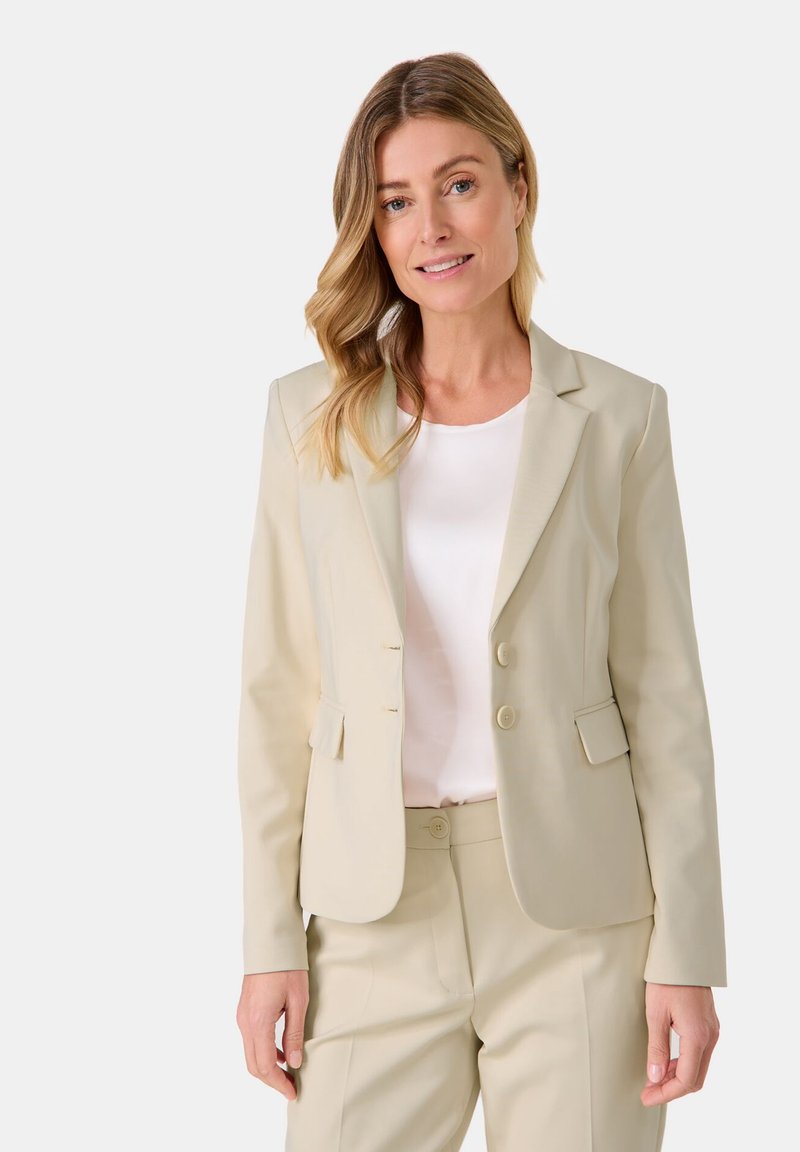 Beiger Blazer mit tailliertem Schnitt, einreihigem Design und zwei Vorderknöpfen. Verfügt über Reverskragen und zwei Seitentaschen.