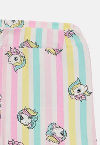 Barns pysjbukser i myk bomull, med horisontale striper i rosa, gul og blå, prydet med gjentatte illustrasjoner av enhjørningshoder.