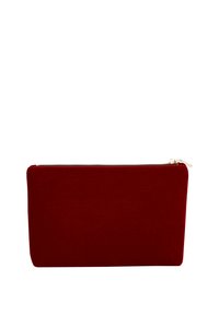 Rode fluwelen zak met een gladde textuur, rechthoekige vorm, ritsopening aan de bovenkant en gouden accenten voor gemakkelijke toegang.