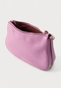 Myk lilla lærhåndveske med gullglidelås, åpen topp og justerbar skulderrem på hvit bakgrunn.