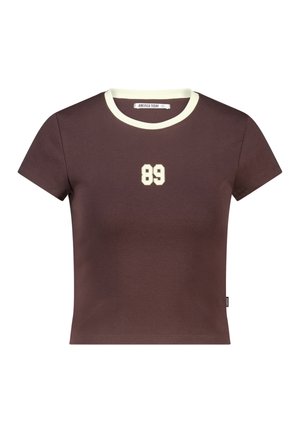 Bruin cropped T-shirt met crèmekleurige kraagafwerking en een crèmekleurig nummer "89" in het midden van de borst, korte mouwen en een klein merkje aan de zijkant.