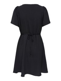 Melna kleita ar īsām piedurknēm, ar saburzītām pūkainām plecu daļām un vidukļa lentes jostu, viegli plūstoša, ar sānu izliekumu svārku daļa, aizmugures skats.