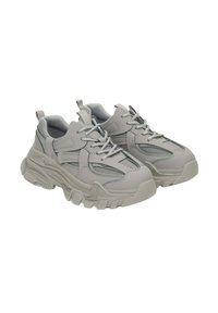 Jasnoszare sneakersy o masywnej konstrukcji, z teksturowaną cholewką, akcentami z siateczki oraz grubymi gumowymi podeszwami z pętlami ułatwiającymi zakładanie.