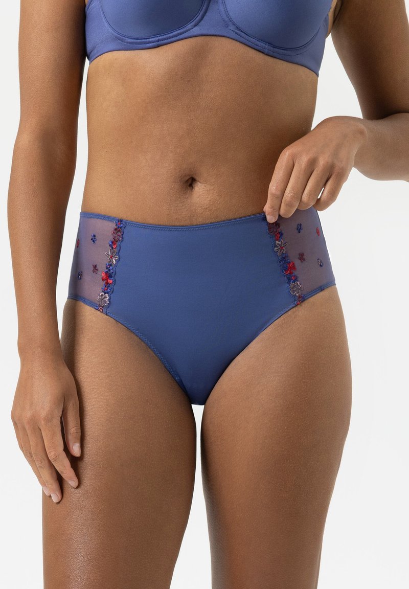 Vysoké modré kalhotky s průhlednými bočními panely, zdobené květinovou výšivkou v červené a fialové barvě. Hladká tkanina s bezešvou konstrukcí.