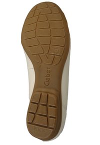Gabor-Schuhwerk mit einer flexiblen, strukturierten braunen Gummisohle mit einem gemusterten Profil und einem cremefarbenen oberen Teil.