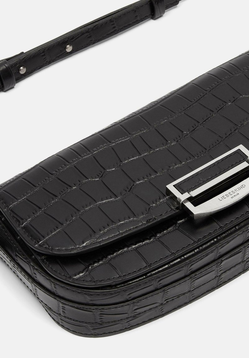 Schwarze Leder-Umhängetasche mit strukturiertem Krokodilmuster, metallic Verschluss und abnehmbarem Riemen. Kompakte rechteckige Form.