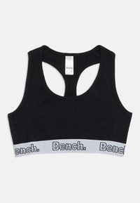 Svart sportbh med rund halsringning och racerback-design. Har en grå rem på botten med "Bench." tryckt i svart. Slät textur.