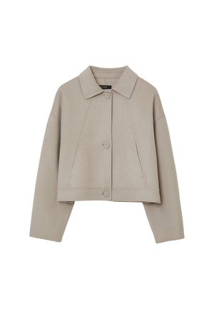 Giacca beige cropped realizzata in tessuto morbido, con colletto a punta, chiusura con bottoni e stile casual a vestibilità ampia con dettagli cuciti.