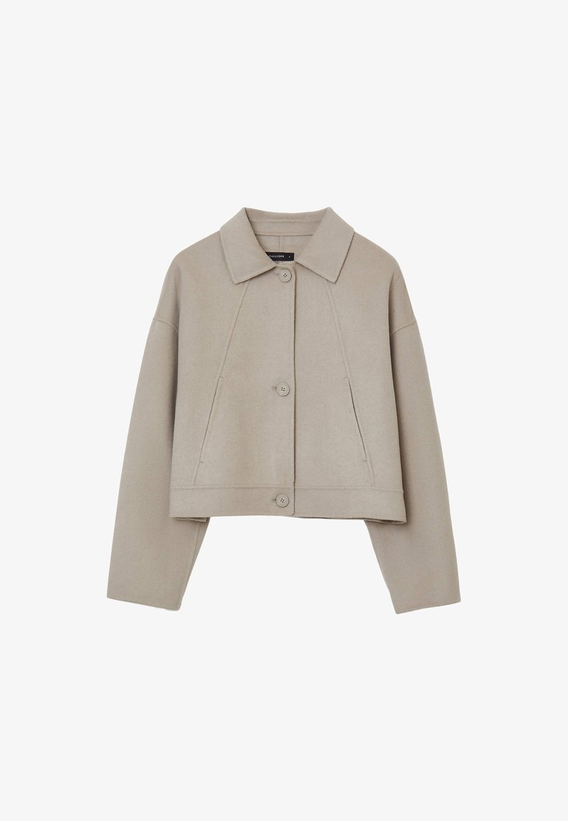 Beige Jacke im Cropped-Stil aus weichem Stoff, mit spitzem Kragen, Knopfverschluss und lockerem, lässigem Schnitt mit gesteppten Akzenten.