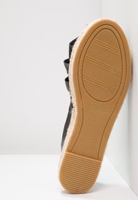 Scarpa espadrilla nera con suola platform intrecciata e testurizzata, e fondo in gomma marrone chiaro. Taglia 37 indicata sulla suola.