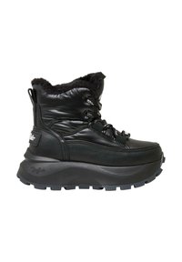 Botas de tobillo negras aisladas con un acabado brillante, cuello de piel de lujo, acentos de cuero texturizado, suela gruesa y diseño de cordones.