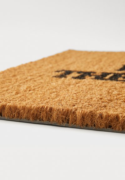 Kokosa durvju paklājs brūnā krāsā ar reljefainu virsmu un melnu dizainu. Biezi šķiedri un izturīga pamatne.