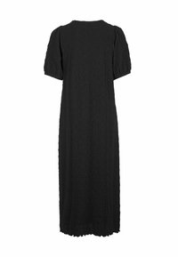 Černé midi šaty se strukturou, krátkými volánovými rukávy a kulatým výstřihem, s vlnkovým okrajem a celkovým krčeným designem látky.