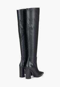 Zwarte over-de-knie laarzen met een gladde, faux leren afwerking, vierkante blokhakken, spitse neuzen en een gestroomlijnd ontwerp.