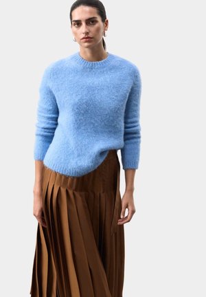 - Sweter
