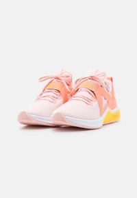 Een paar roze en koraalkleurige sportschoenen met witte zolen en gele accenten, vooraanzicht op een effen achtergrond in het wit.