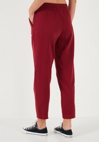 LELA REGULAR FIT - Hlače - bordeaux