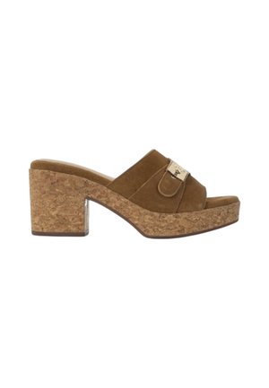 Sandale marron en daim à bout ouvert avec talon bloc en liège et détail boucle dorée sur la large bride.