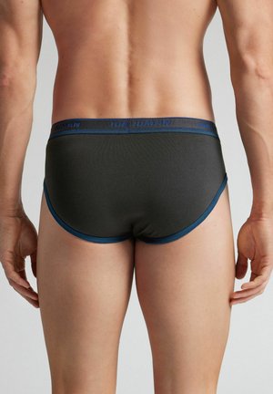 Schwarze Herrenunterwäsche mit einem kontrastierenden dunkelblauen Bund, die eine enge Passform und glatten Stoff aufweist, von hinten gezeigt.