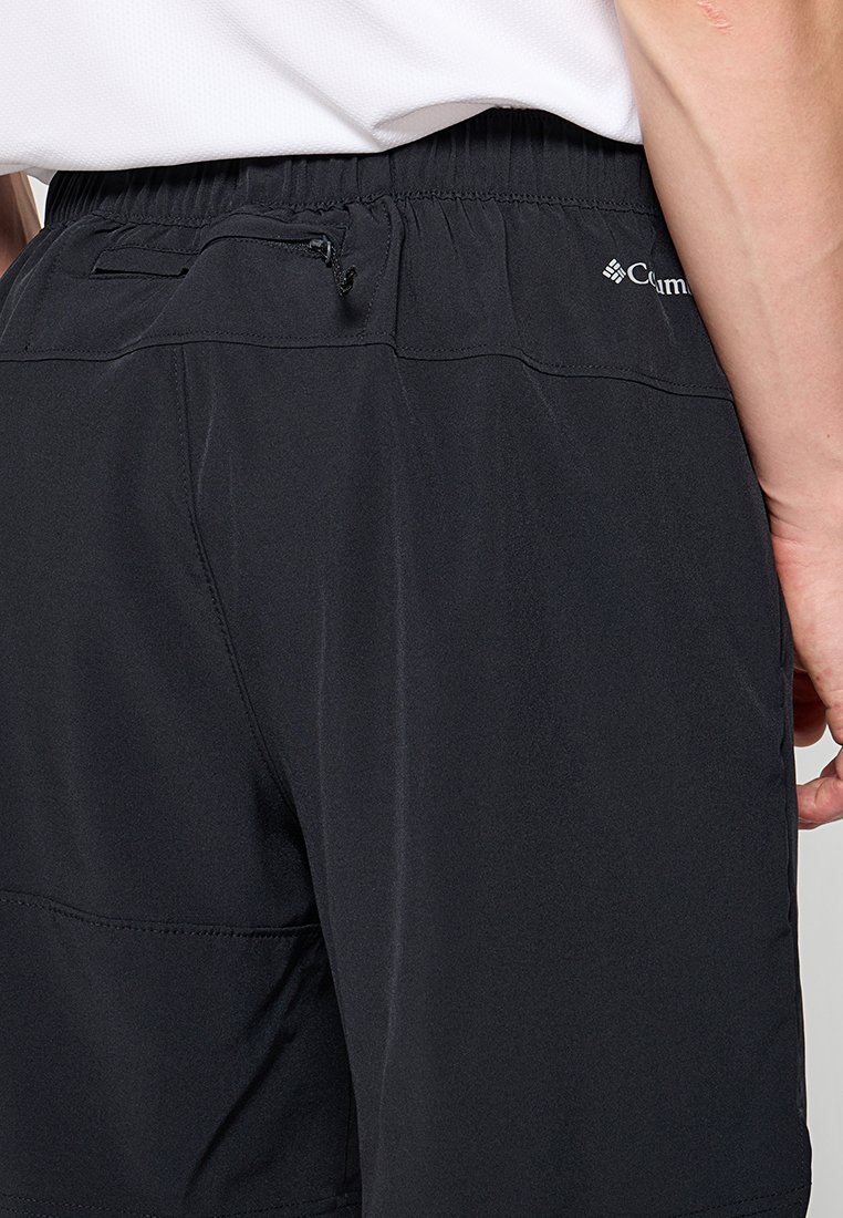 Pantalones cortos de carga negros con una tela ligera y suave. Incluyen un bolsillo con cremallera y una cintura elástica para mayor comodidad.