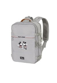 Sac à dos gris avec une illustration de Mickey et Minnie Mouse. Fabriqué en tissu durable, il comprend des bretelles ajustables et plusieurs compartiments.