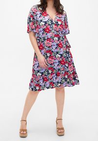 Květinové šaty s krátkým rukávem, hlubokým výstřihem do V a tmavě modrým pozadím. Ozdobené červenými a fialovými květinami, texturovaný lem.