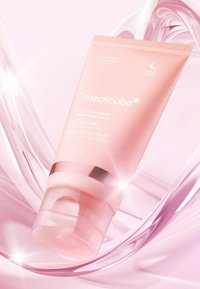 Maska kolagenowa na noc w miękkiej różowej tubce z przezroczystą podstawą. Tekst w białym kolorze z srebrnymi akcentami. Gładka tekstura o minimalistycznym designie.