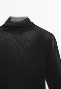 Czarny, przezroczysty top z wysokim kołnierzem wykonany z lekkiej tkaniny, z dopasowanym kołnierzem i gładką, lekko teksturowaną powierzchnią.