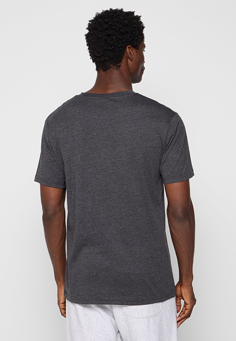 Koszulka w kolorze węgla, krótki rękaw, wykonana z miękkiego materiału bawełnianego. Ma okrągły dekolt i prosty dół, z minimalnymi detalami.