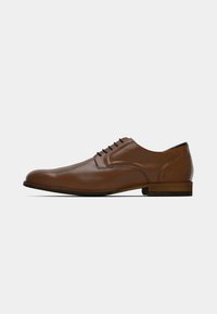 Braune Lederschuhe mit rundem Zehenbereich, glatter Oberfläche, minimaler Naht und niedrigem Blockabsatz. Verfügt über sechs Schnürögel.