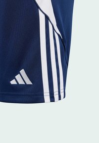 Jūras zila sporta šorti, kas izgatavoti no tekstūras auduma, ar trim baltām svītrām sānos un sudraba Adidas logo uz apakšmalas.