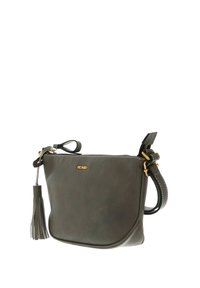 Sac bandoulière en cuir gris foncé avec une finition texturée, un pompon détachable, des accessoires dorés et une sangle réglable.