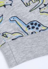 Tissu en coton gris avec des motifs de dinosaures en bleu et jaune. Comprend des dinosaures de différentes formes et tailles avec des contours noirs.